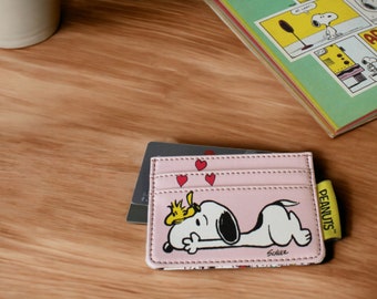 Von Erdnüssen inspirierter Kartenhalter Snoopy & Woodstock Love – Rosa Kunstleder-Kartenhalter | Lässig schickes Accessoire | Geschenk für Cartoon-Fans