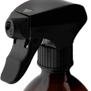 K&ouml;nnte beinhalten: Schwarze Spr&uuml;hflasche aus Kunststoff mit Spr&uuml;hkopf und transparenter D&uuml;se. Die Flasche hat einen schwarzen Verschluss mit geriffeltem Design. Der Spr&uuml;hkopf ist mit dem Wort "STOP" beschriftet.