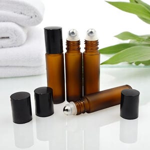 Botella con rodillo de vidrio ámbar esmerilado para cosméticos, de 10 ml, con bola de metal y tapa negra, para aceites esenciales, para spa y piel