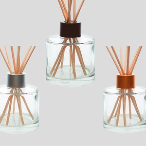 Fles geurverspreider 100 ml voor huisgeur (leeg verkocht) met deksel naar keuze. Inclusief reisstekker en 8 rieten van natuurlijk rotan