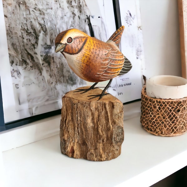 Handgefertigter Zaunkönig aus Holz auf Holzstamm - Rustikales Natur-Dekor, 13cm x 9cm - Einzigartige Fairtrade Holzskulptur für Zuhause oder als Geschenk