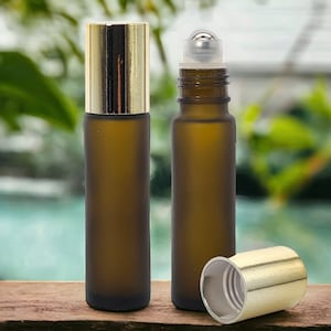 Botella de vidrio ámbar esmerilado con bola de metal, tapa dorada, para aceites esenciales, de spa y cosméticos, 10 ml
