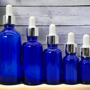 シルバーとホワイトのピペット付きブルーガラスドロッパーボトル | 10ml、30ml、50ml、100ml | エッセンシャルオイルとDIY製品用の詰め替え可能なボトル