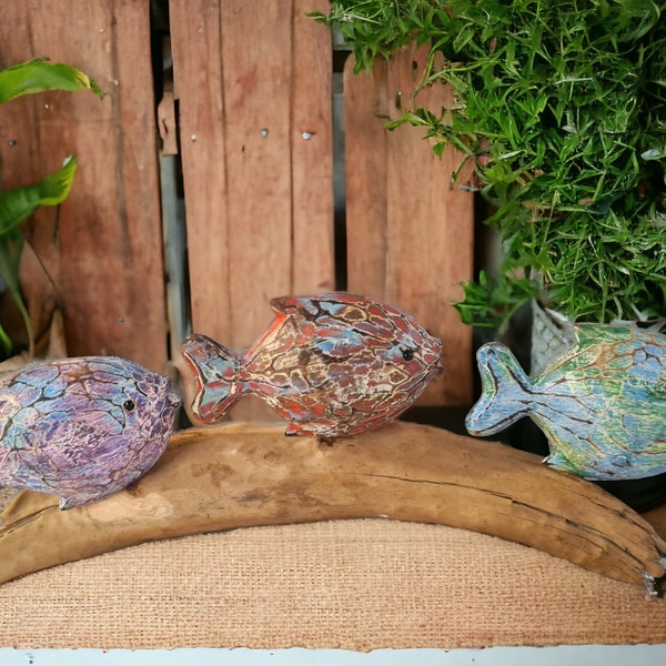 Sculpture de poisson fabriquée à la main en bois flotté - Art côtier multicolore unique pour une décoration intérieure, une maison de plage ou un cadeau bien pensé inspiré de l'océan