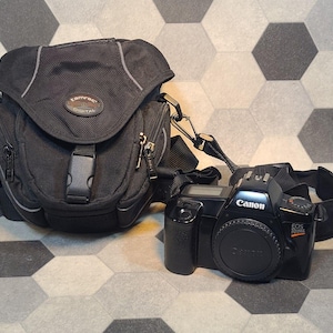 Cámara réflex de película Canon EOS Rebel de 35 mm con enfoque automático y estuche.