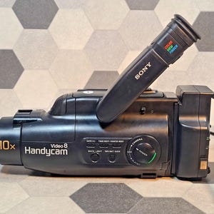 未テスト 1994年製 ソニー ハンディカム ビデオ8 CCD-FX330 ビデオカメラ（充電器付き）電源は入ります
