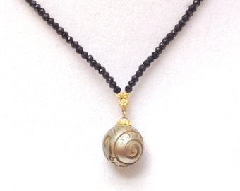 Collar de perlas tahitianas talladas en oro de 18 quilates y cuentas de espinela negra