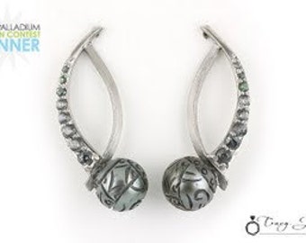 Pendientes de perlas talladas de Tahití y granates que cambian de color engastados en paladio.