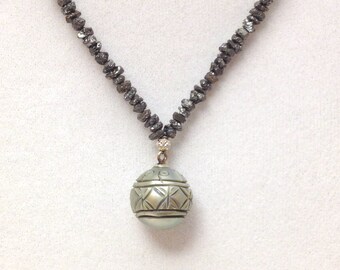 Collar de perlas de Tahití talladas en negro y plata y diamantes en bruto