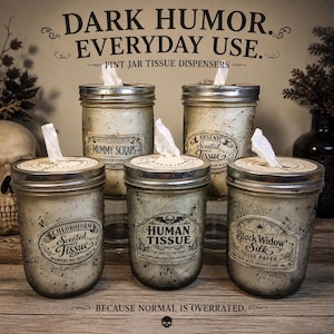 Op de afbeelding: Vijf pint jar tissue dispensers met labels zoals "Mummy Scraps" en "Human Tissue". De potten hebben een vintage uitstraling, metalen deksels en witte tissues. De tekst bovenaan luidt "DARK HUMOR. EVERYDAY USE."
