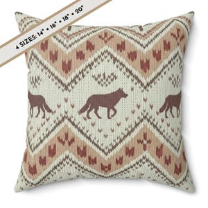 Könnte beinhalten: Quadratisches Kissen mit Strickmuster in Creme, Beige und Braun. Das Design zeigt ein sich wiederholendes geometrisches Muster und Silhouetten von Füchsen. Das Kissen ist in 4 Größen erhältlich: 35,5 cm, 40,6 cm, 45,7 cm und 50,8 cm.