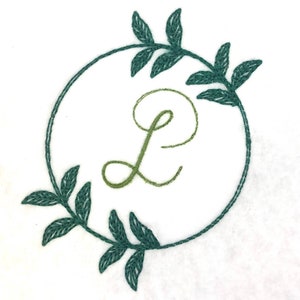 Conception de broderie Machine numérique couronne de vigne simple. Ajoutez une initiale pour un look élégant et personnalisé.