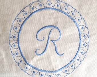 Einzelnes Monogramm Stickmuster, umgeben von dekorativem Kranz.   Zarte Monogramm Stickdatei in zwei Größen
