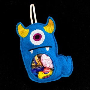 In-the-hoop DIGITAL machine embroidery two horned monster treat bag with window