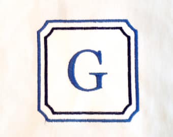 Elegantes einfarbiges Monogramm im Quadrat mit abgeschrägten Ecken.  Kann mit oder ohne Applikation genäht werden. 2 Größen.