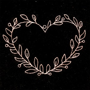 以下が含まれることがあります： 黒い背景に、白い糸で刺繍された葉とベリーでできたハート型のリース