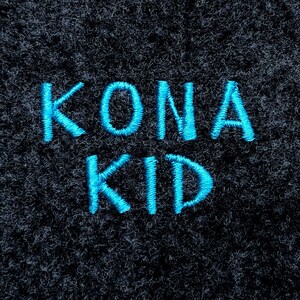 Kona Kid DIGITAL Maschinenstickschrift in verschiedenen Größen und Stickdateiformaten - darunter BX