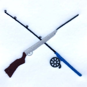 Gekreuzte Angelrute und Gewehr Stickdatei. Fügen Sie einen Namen oder eine Initiale hinzu, um sie für Ihren Jäger oder Fischer zu personalisieren