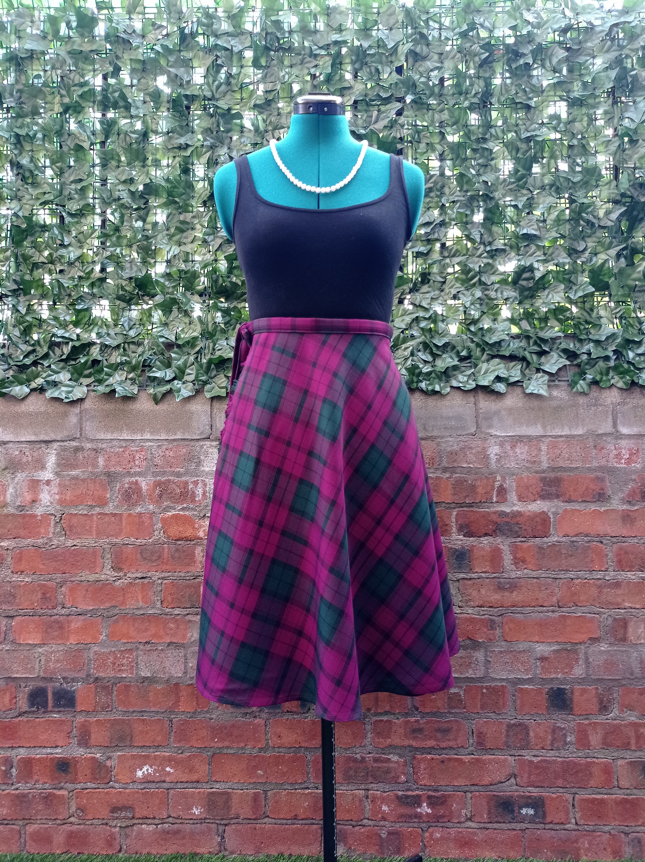 Fall black top plaid skirt