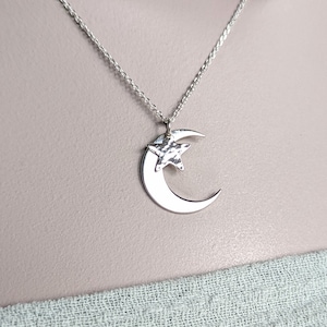Collar con colgante de luna creciente y estrella martillada, colgante de luna de plata de ley de 2 cm, hecho a mano en el Reino Unido.