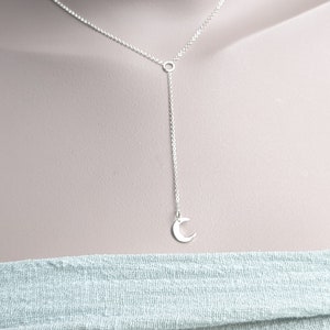 Sterling zilveren lariat-ketting met kleine halvemaanvormige hanger: zilveren Y-hanger. Handgemaakt in het Verenigd Koninkrijk.