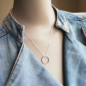 Naszyjnik z kutego srebra próby 925: Delikatny, ręcznie robiony wisiorek w kształcie pierścienia