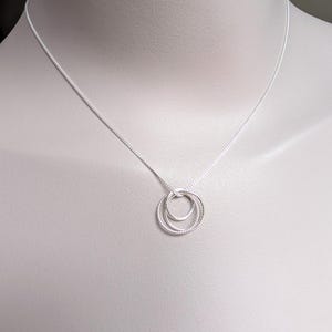Dreiring-Halskette aus Sterlingsilber: Handgefertigt in Großbritannien, zierlicher Anhänger aus massivem Silber