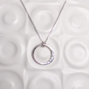 Collar de luna de plata de ley martillada - Colgante de luna creciente hecho a mano