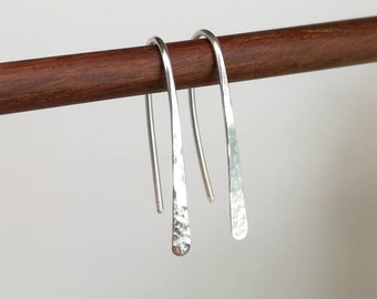 Boucles d'oreilles en argent sterling 925 martelées, boucles d'oreilles légères, pendantes forgées à la main, faites main au Royaume-Uni, boucles d'oreilles en argent recyclé