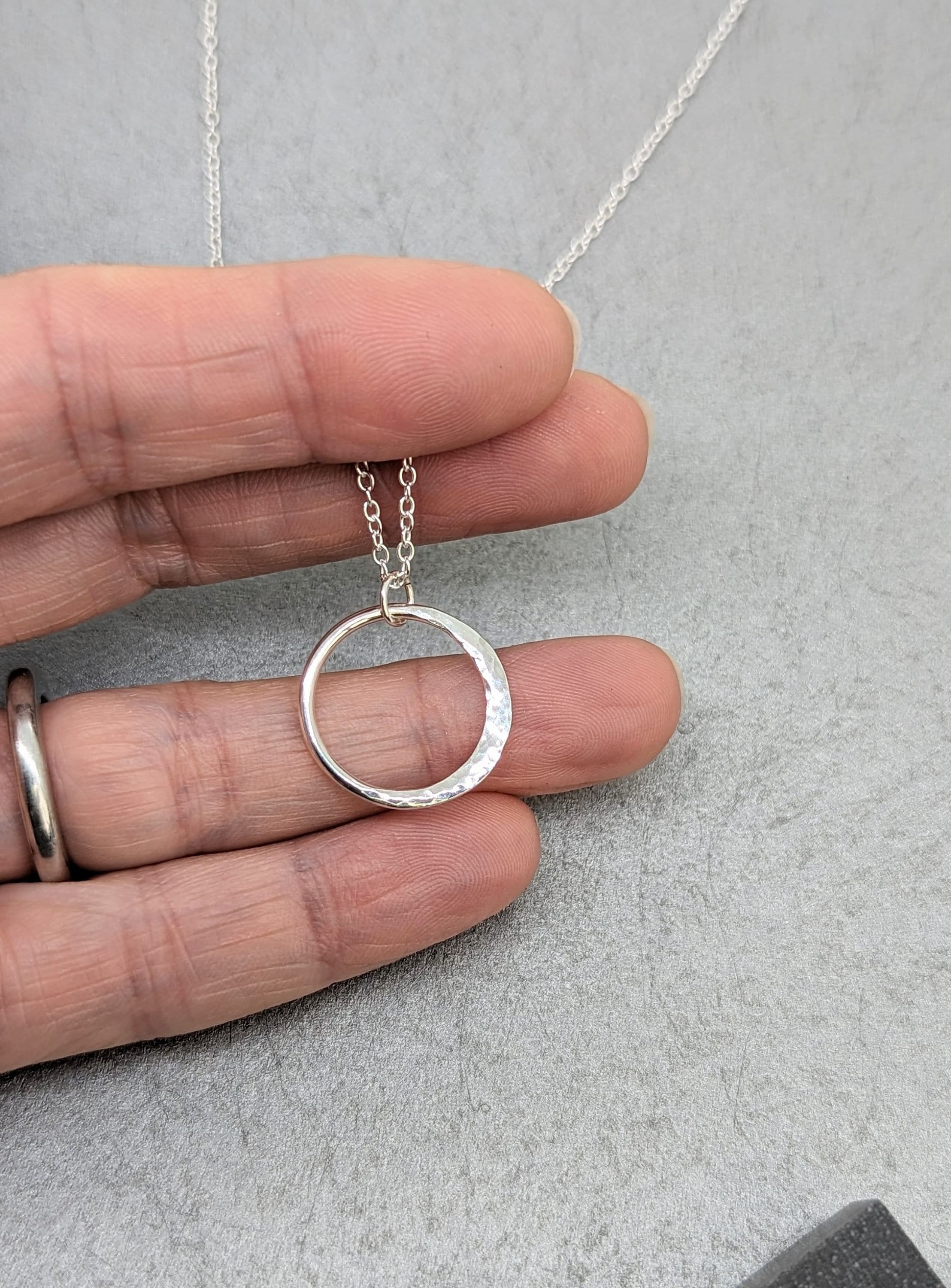 Collana con luna e stella in argento sterling martellato, ciondolo a forma di mezzaluna fatto a mano. - Italia