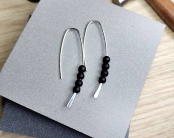 Longues boucles d'oreilles en argent et onyx noir, longue goutte en argent sterling 925, longues boucles d'oreilles en argent, pendante en argent écologique recyclé, faite main au Royaume-Uni