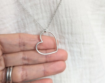 Collar de corazón martillado de plata de ley, colgante de corazón abierto hecho a mano