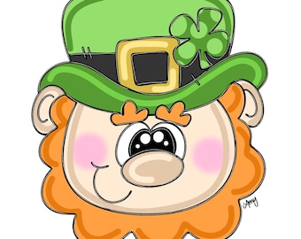 Puede incluir: Una ilustración de dibujos animados de un duende con un sombrero verde, cabello naranja y una gran sonrisa. El sombrero tiene una hebilla dorada y un trébol en la parte superior.