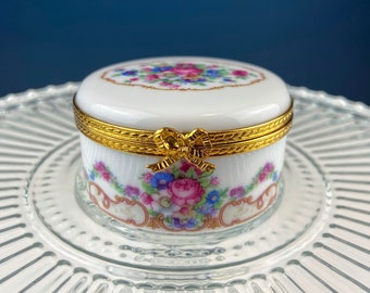 リモージュ・コバルトブルー磁器のピルケース。花のバケツが入った