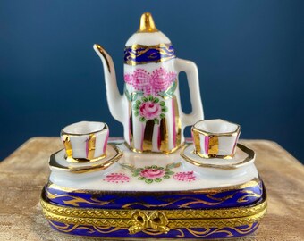 Caja de porcelana Limoges para la hora del té. Juego de té en miniatura, tetera/cafetera y tazas con motivos florales. Hecha en Francia. Objeto de colección.