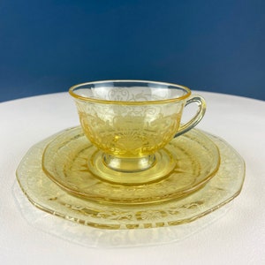 Trio di set da tè Vintage Topaz Fostoria. Tazza, piattino e piatto da dessert/insalata da 7,5&quot; con motivo Versaille. Vetreria da tavola raffinata. Decorazione da tavola dorata.