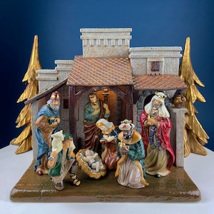 8-teilige Weihnachtskrippe aus Porzellan. Beeindruckende beleuchtete Porzellanscheune / Gebäude mit handbemalten Figuren. Weihnachtsfeier. Urlaub Decor