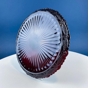 Antieke robijnrode Avon Cape Cod-taartvorm. Romeins rozetpatroon van persglas, 1876. Decor tafel/eetkamer. Verzamelobject.