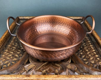Cuenco vintage de cobre martillado a mano con asas para decoración rústica de cocina.