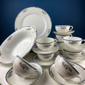 Noritake Dinner Set. Sheridan U.S. Design. 4 Dinner Plates, Large Oval Serving Bowl, 8 Cups & Saucers. Classic Minimal Look.