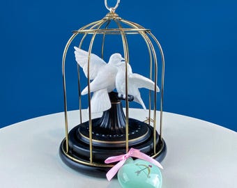 Vintage Spieluhr. Zwei Tauben im Vogelkäfig. Metallkäfig mit Porzellan Vögel. Hausbibliothek, Büro, Wintergarten-Anzeige.