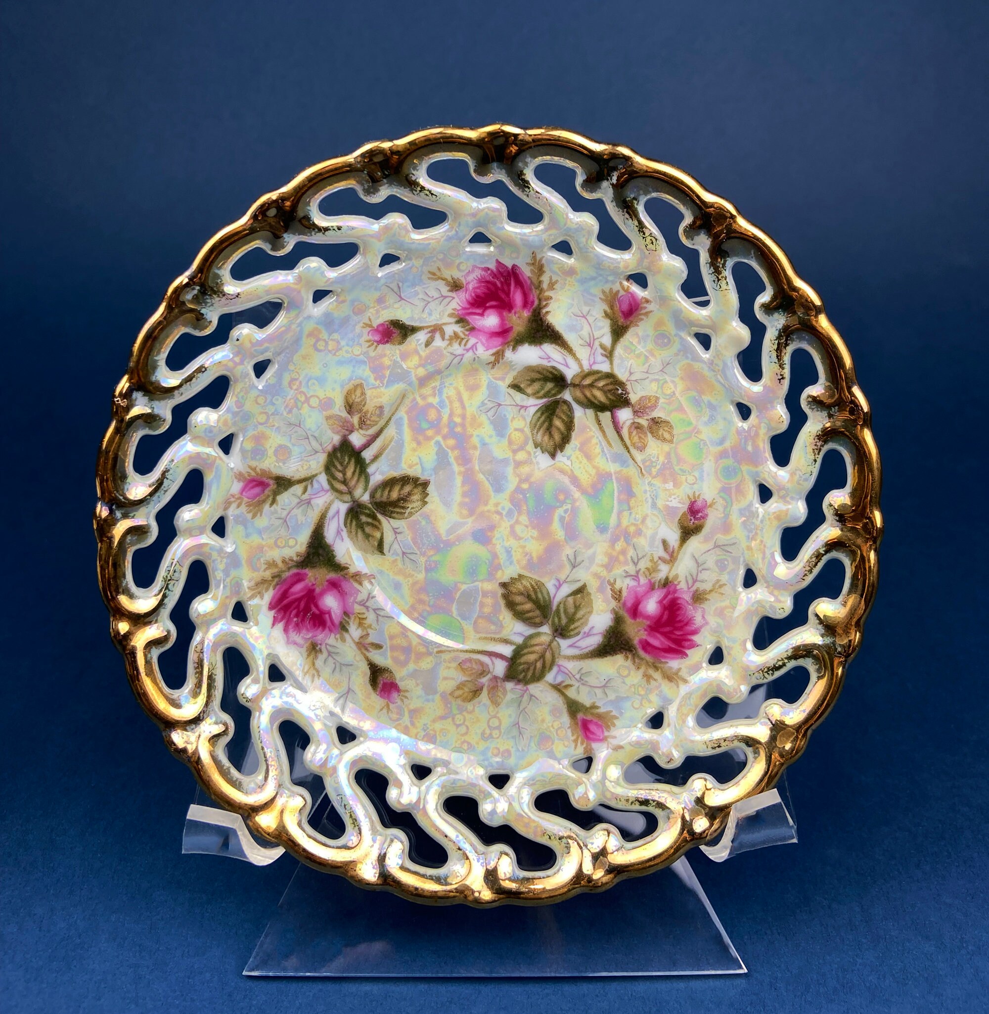 値下げしました。青磁皿 Vintage Teacup and Saucer or Coffee Cup. Iridescent Royal