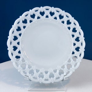Assiette vintage en verre de lait Westmoreland avec bord réticulé. Assiette blanche avec bordure florale en dentelle. Décoration de salle à manger. Gastronomie. Objet de collection.