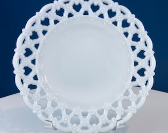 Plato vintage Westmoreland de vidrio lechoso con borde reticulado. Plato blanco con borde floral de encaje. Decoración de comedor. Alta cocina. Objeto de colección.