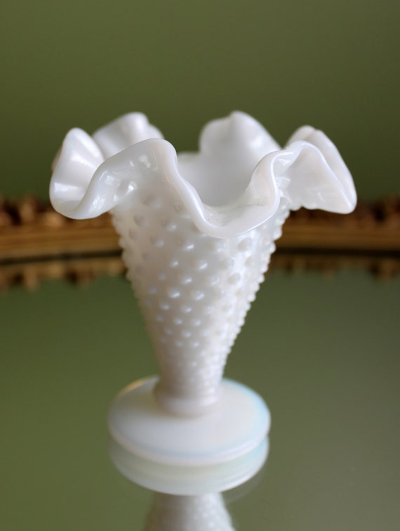フェントン　Fenton ミルクガラス　ホブネイル　フラワーベース フェントン ミルク ガラスの花瓶。ホブネイル パターンの小さな