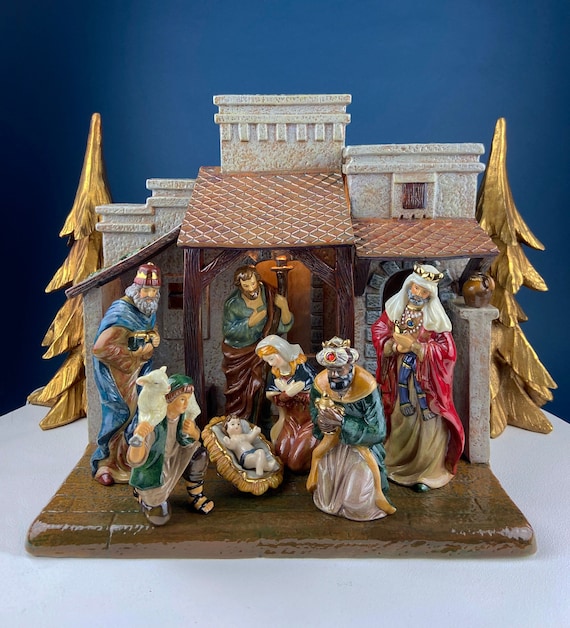 8-teilige Weihnachtskrippe aus Porzellan. Beeindruckende beleuchtete Porzellanscheune / Gebäude mit handbemalten Figuren. Weihnachtsfeier. Urlaub Decor