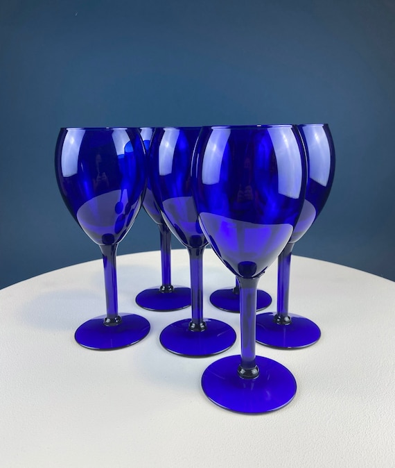 Kobalt Blau Weingläser. Set mit sechs Gläsern. Blaue Moderne Brille. Feiertagsfeier