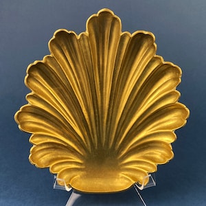 Vintage Brass Shell Shaped Footed Bowl. Gold Trinket Dish. Serving Bowl. Elegant Soap Dish. Bathroom Decor. Old Hollywood Decor.
