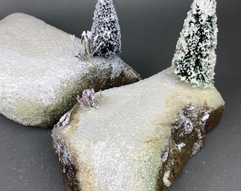 Plateformes du village de Noël. Ensemble de deux socles enneigés fabriqués à la main pour vignettes de Noël.