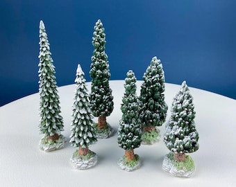 Village Snowy Evergreens van Dept. 56. Set van 6 middelgrote cipressen voor kerstdorp. Feest- of winkeldisplay. Kinderkamer.